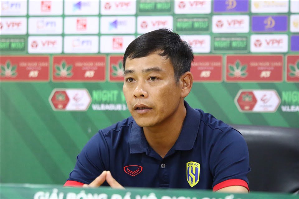 Nguyễn Huy Hoàng là một huấn luyện viên và cựu cầu thủ bóng đá người Việt Nam chơi ở vị trí trung vệ