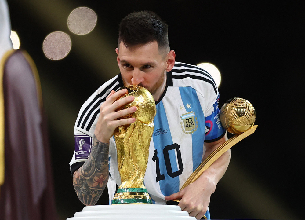 Messi và chiếc cúp vô địch World Cup 2022