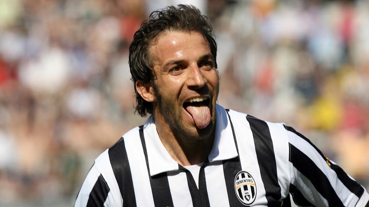 Alessandro Del Piero là cựu cầu thủ bóng đá người Ý chơi ở vị trí tiền đạo